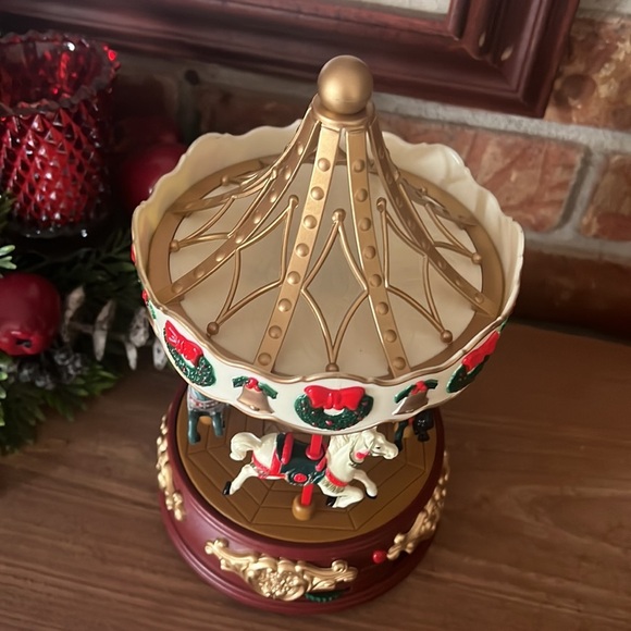 ❤️1998 Maisto Christmas Collection animated musical "VILLAGE CAROUSEL - Picture 8 of 11